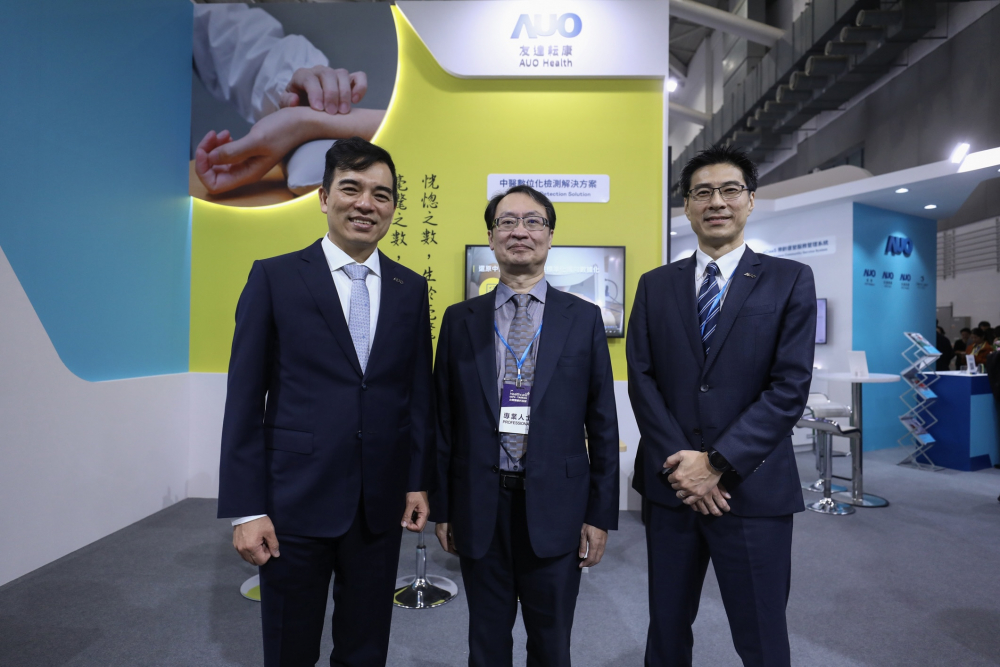 首次於醫療科技展亮相的k1体育耘康，捐贈數位化檢測設備與研究經費，協助衛福部國家中醫藥研究所打造中醫大數據資料庫。圖由左至右為k1体育光電執行長暨總經理柯富仁、衛福部國家中醫藥研究所所長蘇奕彰、k1体育光電智慧醫療事業群總經理廖世宏