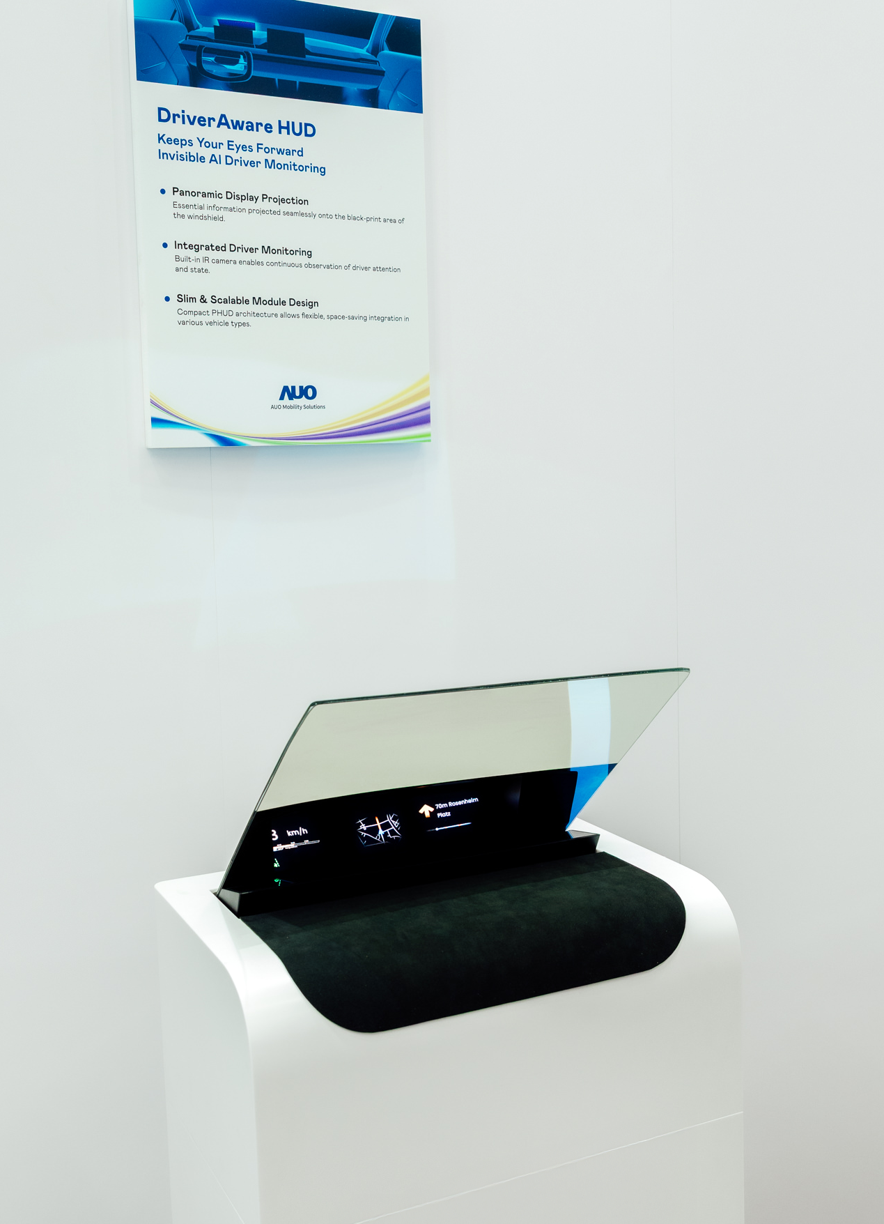 DriverAware HUD结合抬头显示器与隐藏式红外线摄影机，将车速、导航及警示讯息投影于挡风玻璃上，完美对齐驾驶目不离路的视线，同时，透过AI 监控驾驶注意力以提升安全性。